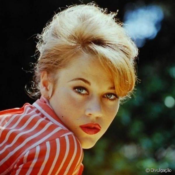 Numa versão mais discreta, a maquiagem usada por Jane Fonda nesta foto é mais suave, com sombra marrom e cílios mais modestos, porém com batom vermelho bem aceso
